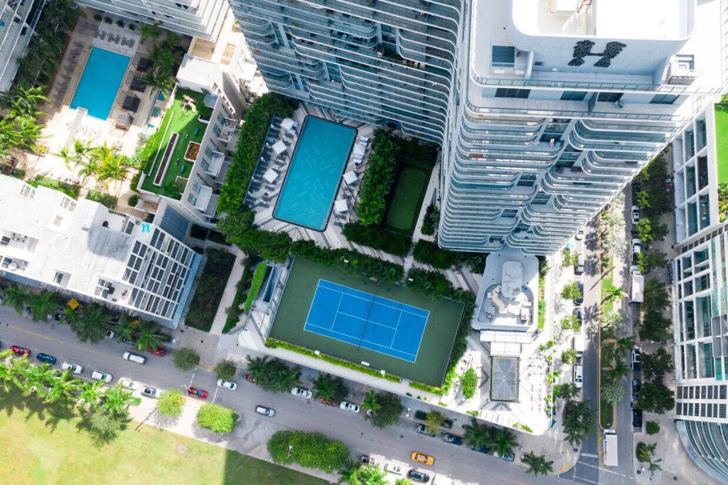 Vue aérienne - Façade du Hyde Midtown Miami avec des vues du court de tennis et de la piscine