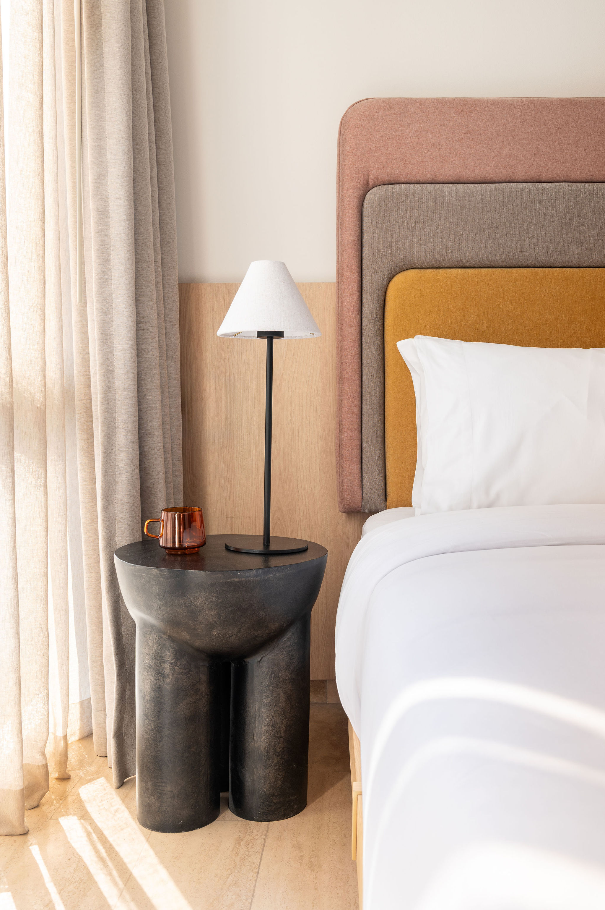 Des chambres modernes aux tons chauds et à la décoration soignée