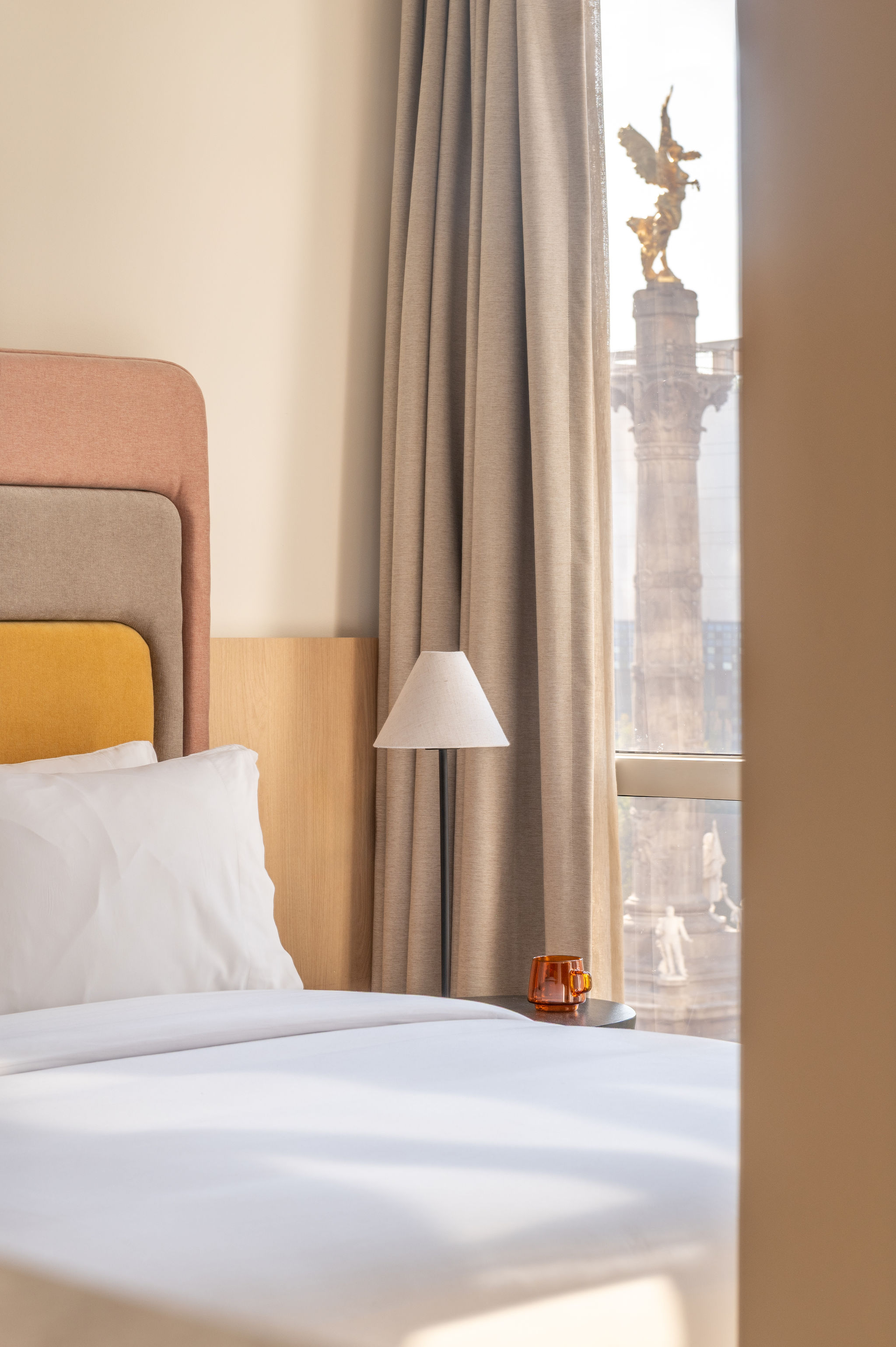 Chambre d'hôtel avec vue sur la ville et design moderne à l'hôtel Hyde Mexico City Reforma