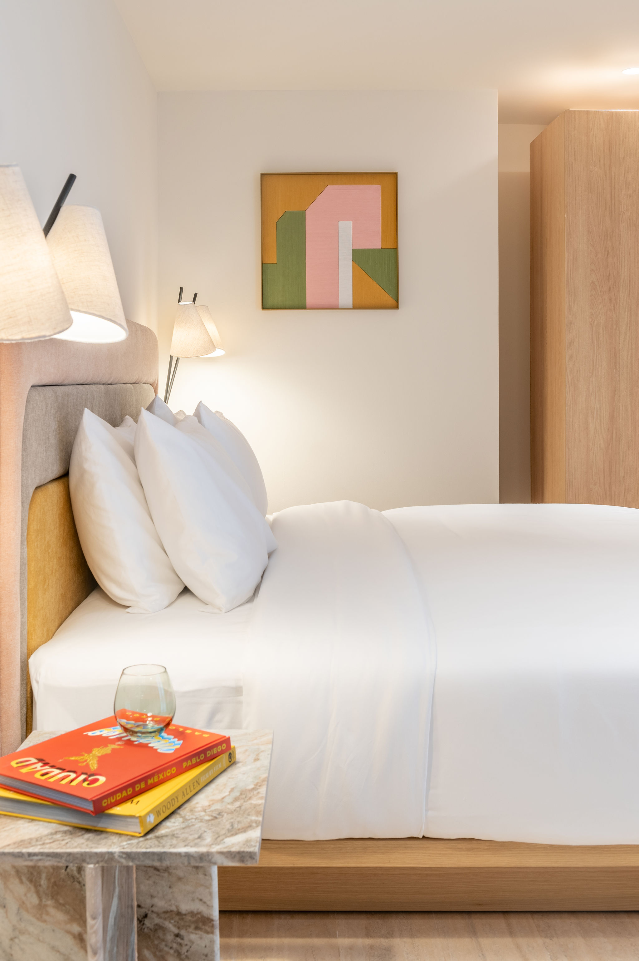 Chambre spacieuse avec lit king size, literie de luxe et mobilier contemporain