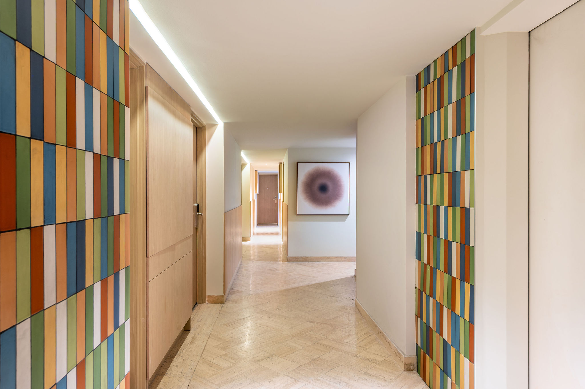Couloir élégant menant aux chambres d'hôtes de l'hôtel Hyde Mexico City Reforma