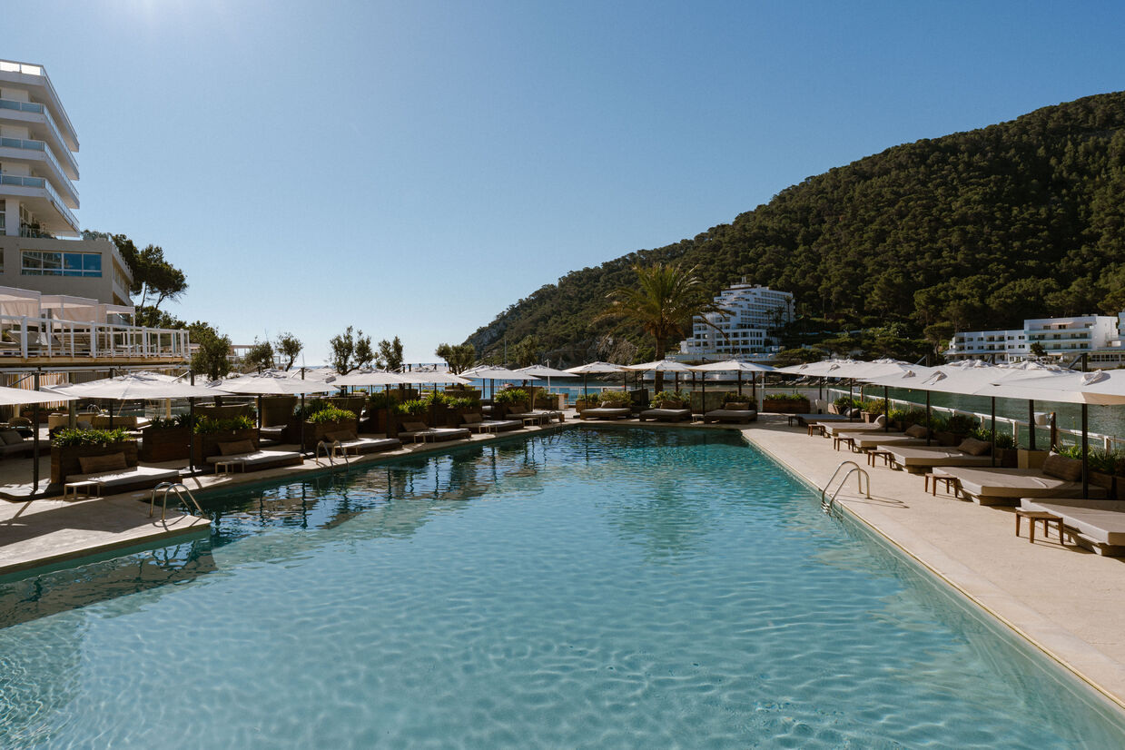 Zwembad aan het strand op Ibiza