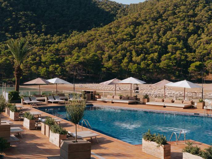 Cabañas, piscina y vistas al bosque en Hyde Beach Ibiza.