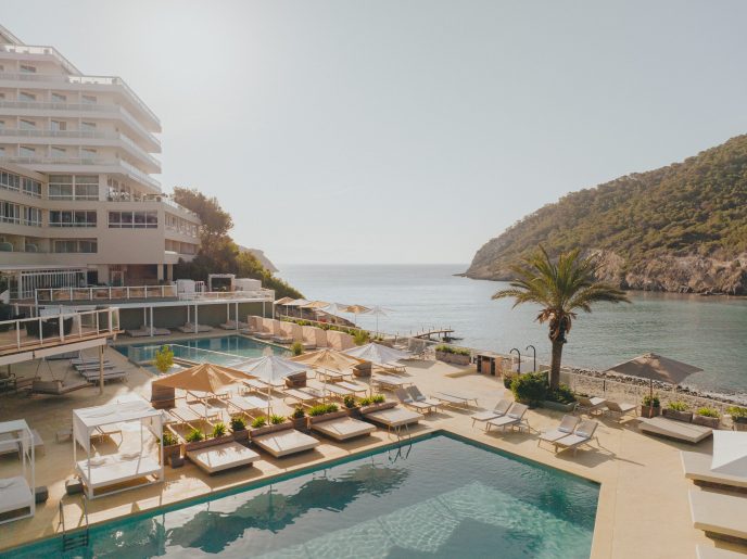 Hyde Ibiza pools in front of the sea in Cala Llonga bay